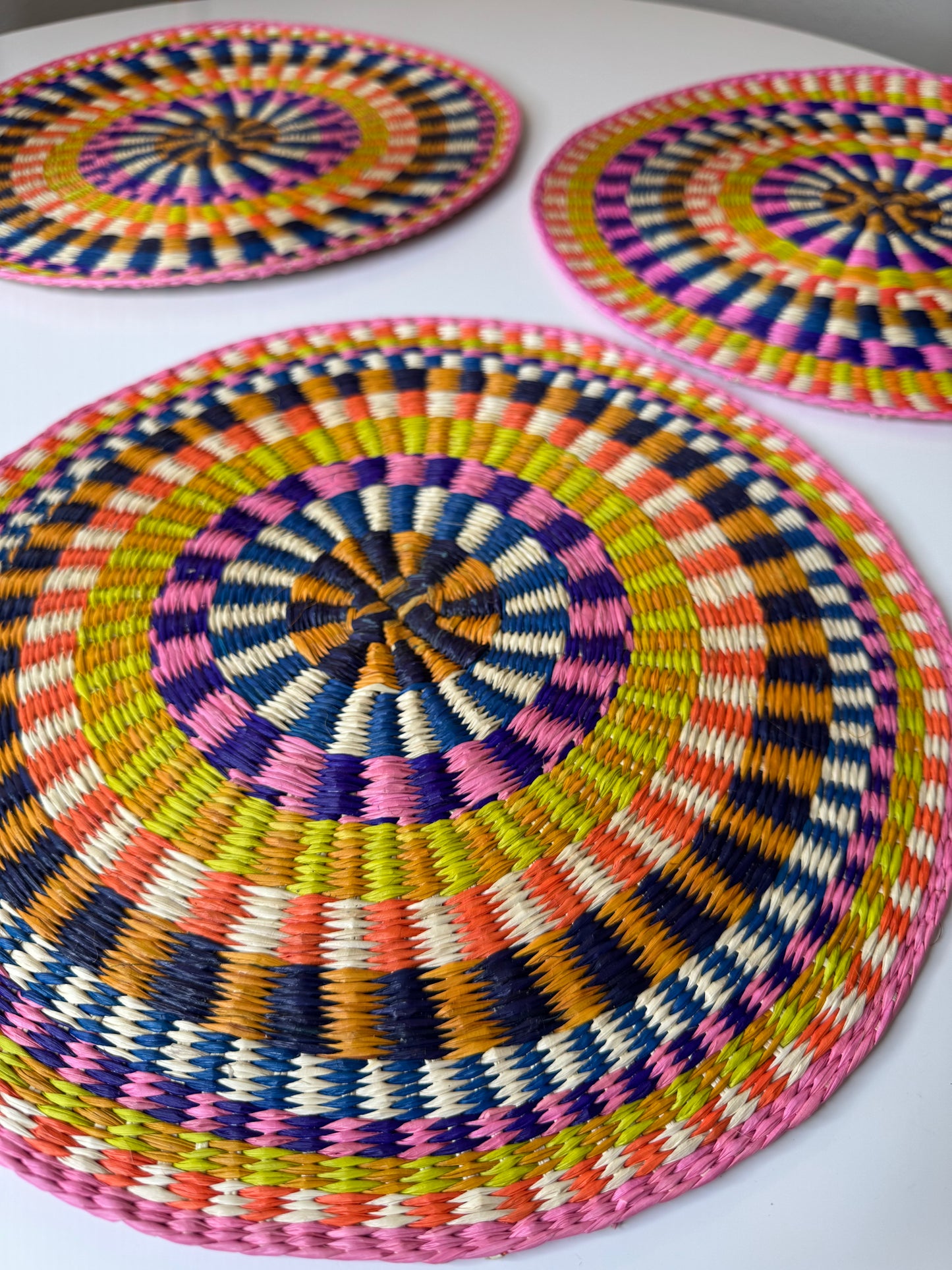 ROUND COLORFUL TOQUILLA STRAW PLACEMENT (SET x 4)