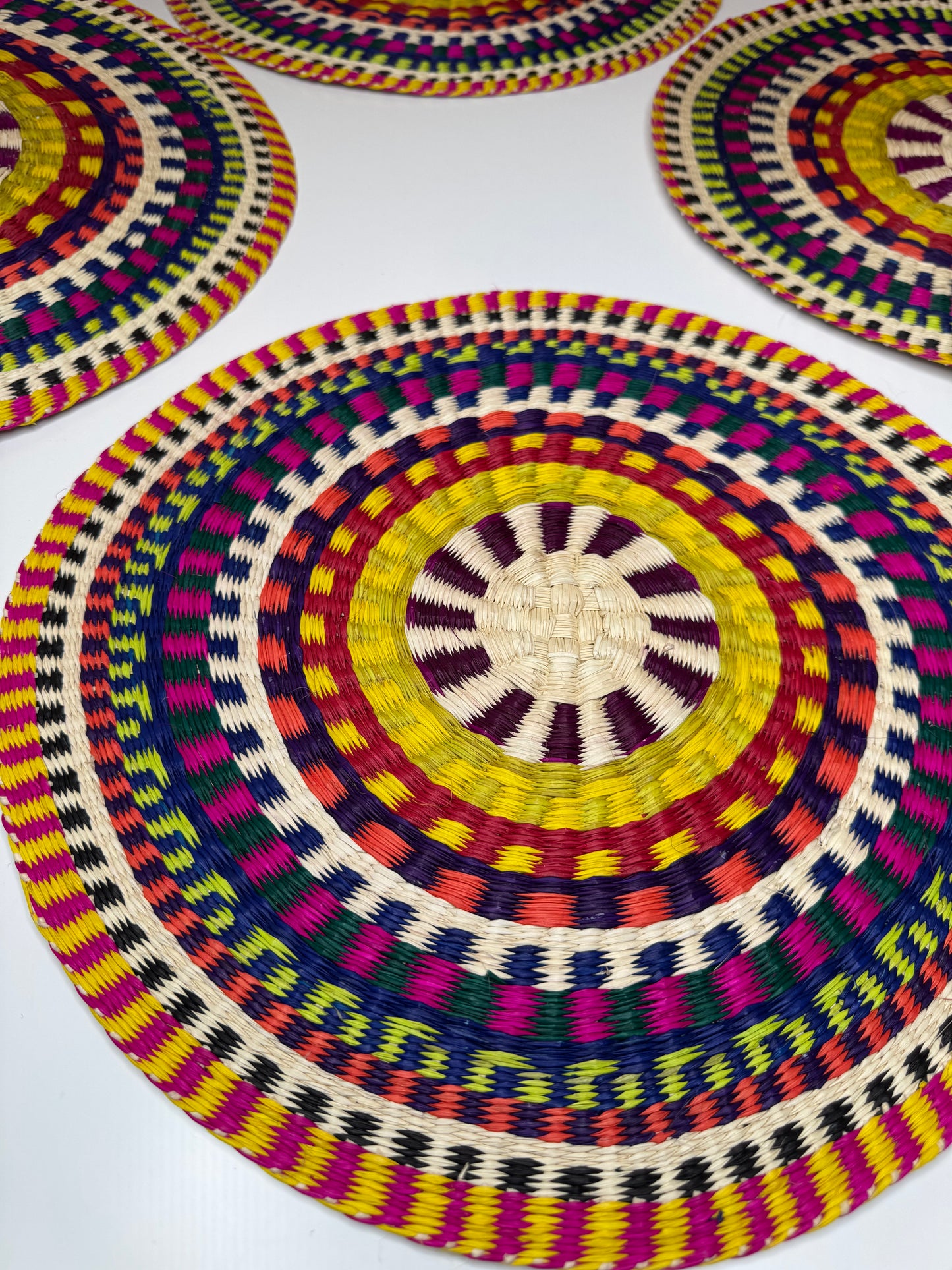 ROUND COLORFUL TOQUILLA STRAW PLACEMENT (SET x 4)