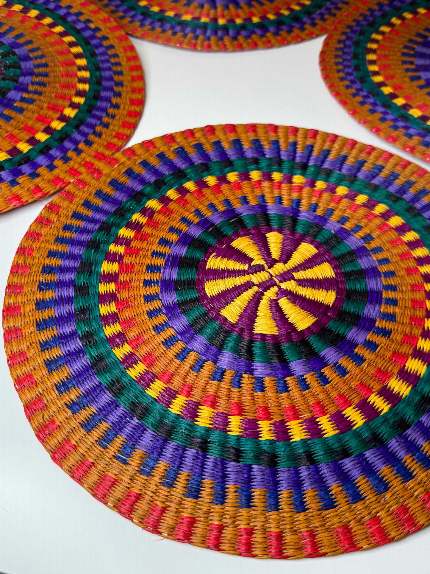 ROUND COLORFUL TOQUILLA STRAW PLACEMENT (SET x 4)