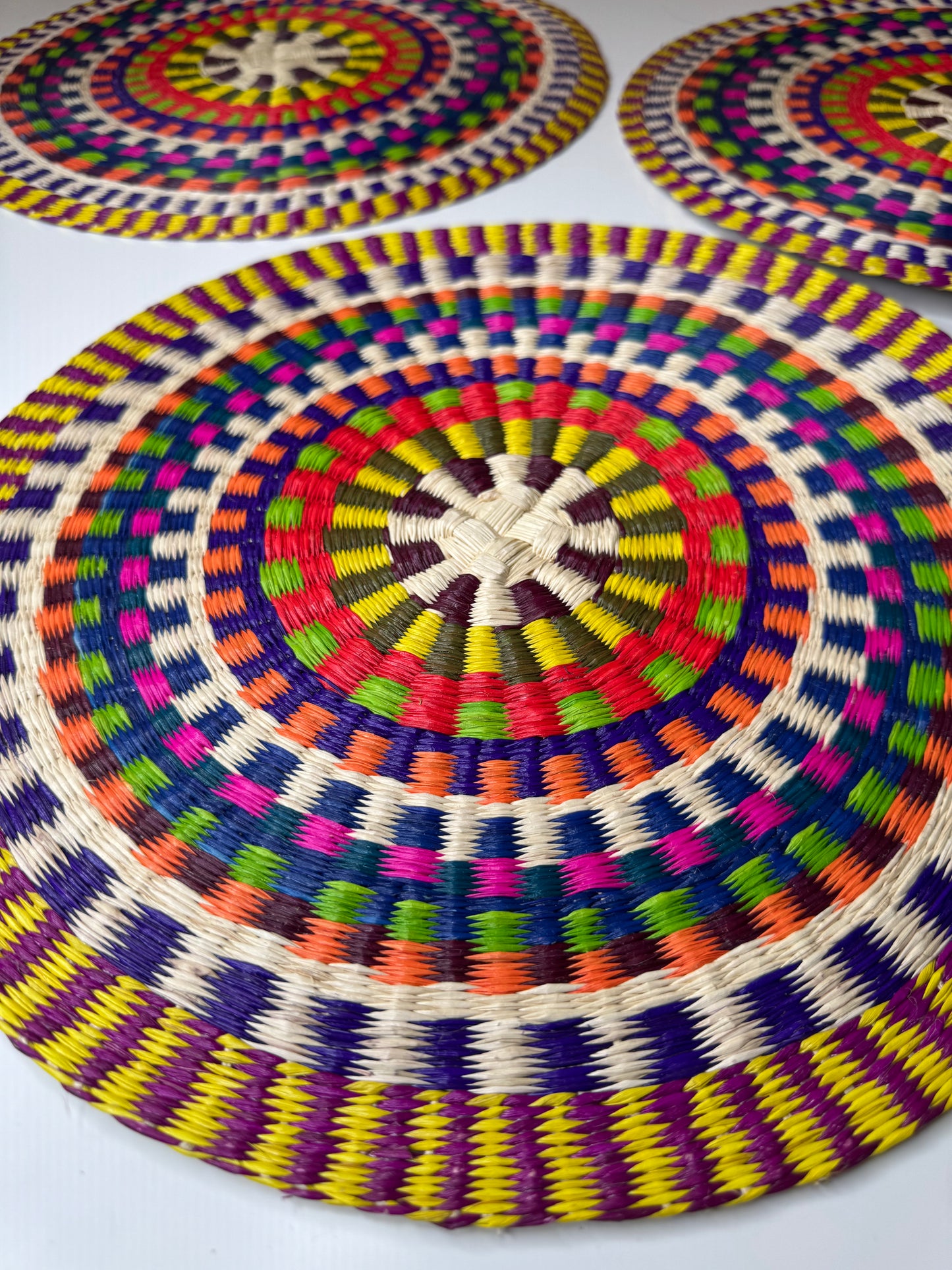 ROUND COLORFUL TOQUILLA STRAW PLACEMENT (SET x 4)